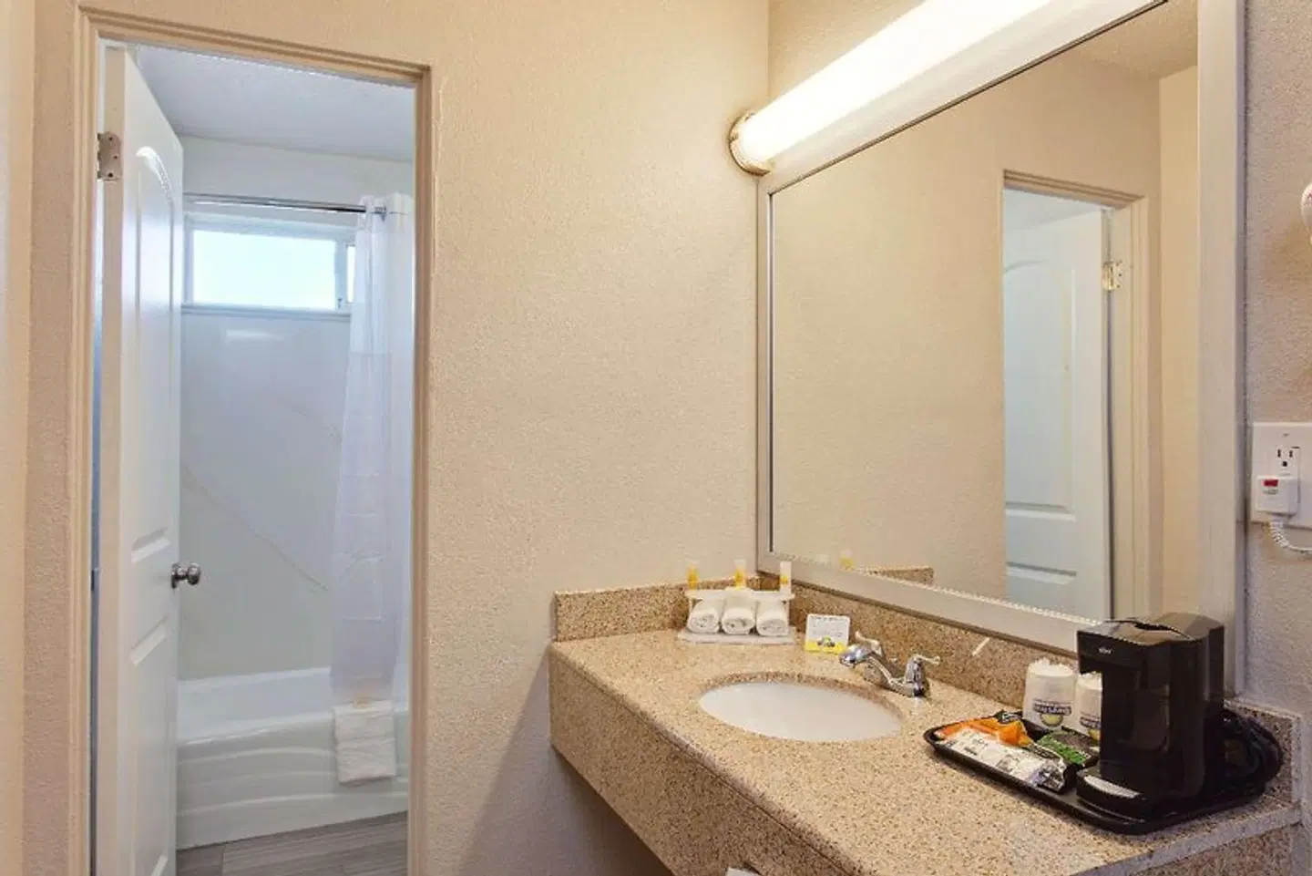 Days Inn by Wyndham Chowchilla Gateway to Yosemite Badezimmer