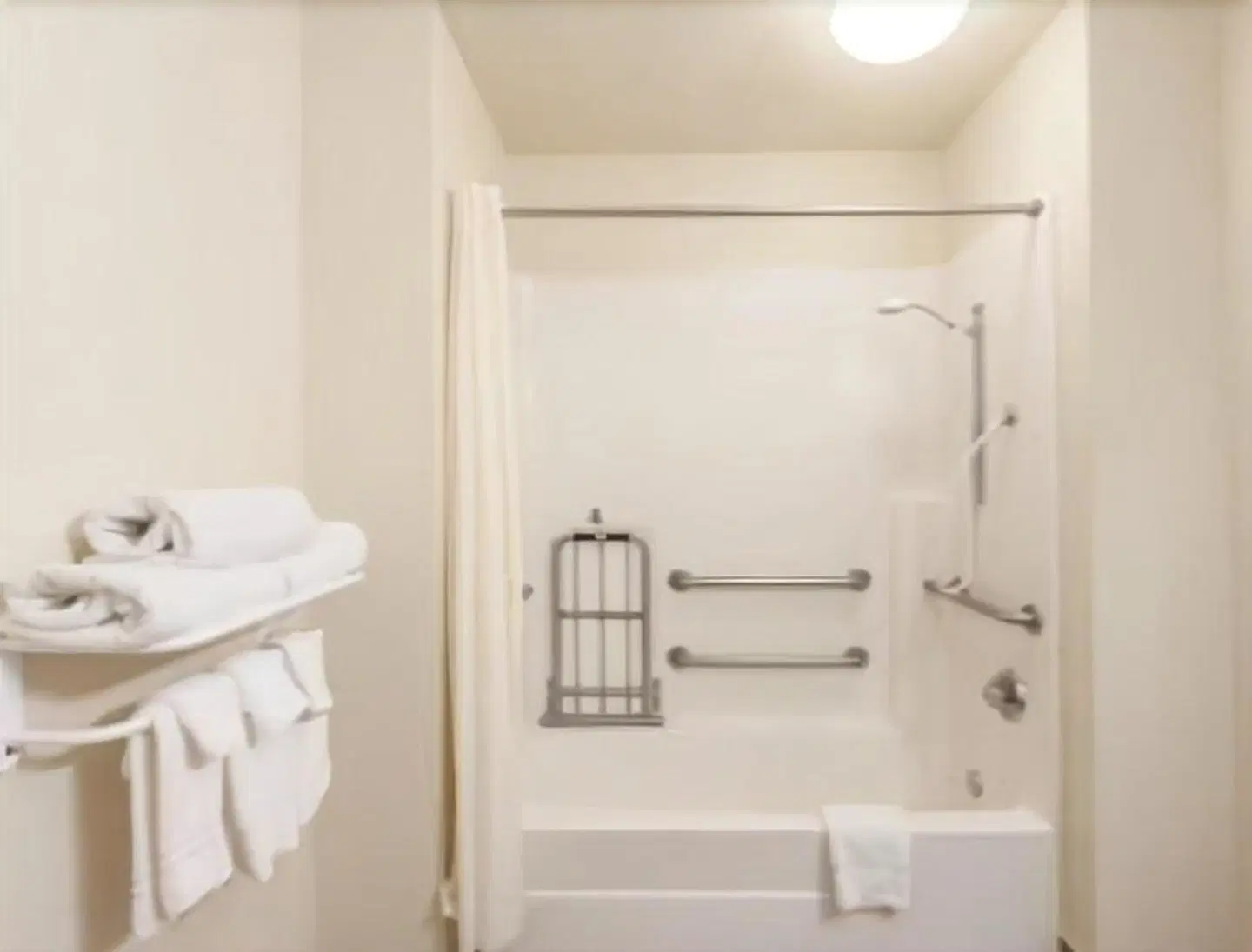 Ramada by Wyndham Fresno North Badezimmer