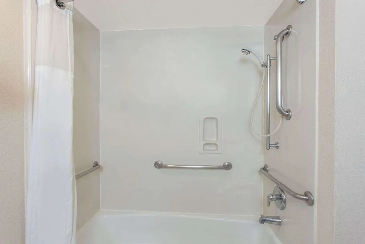 Ramada by Wyndham Fresno Northwest Badezimmer