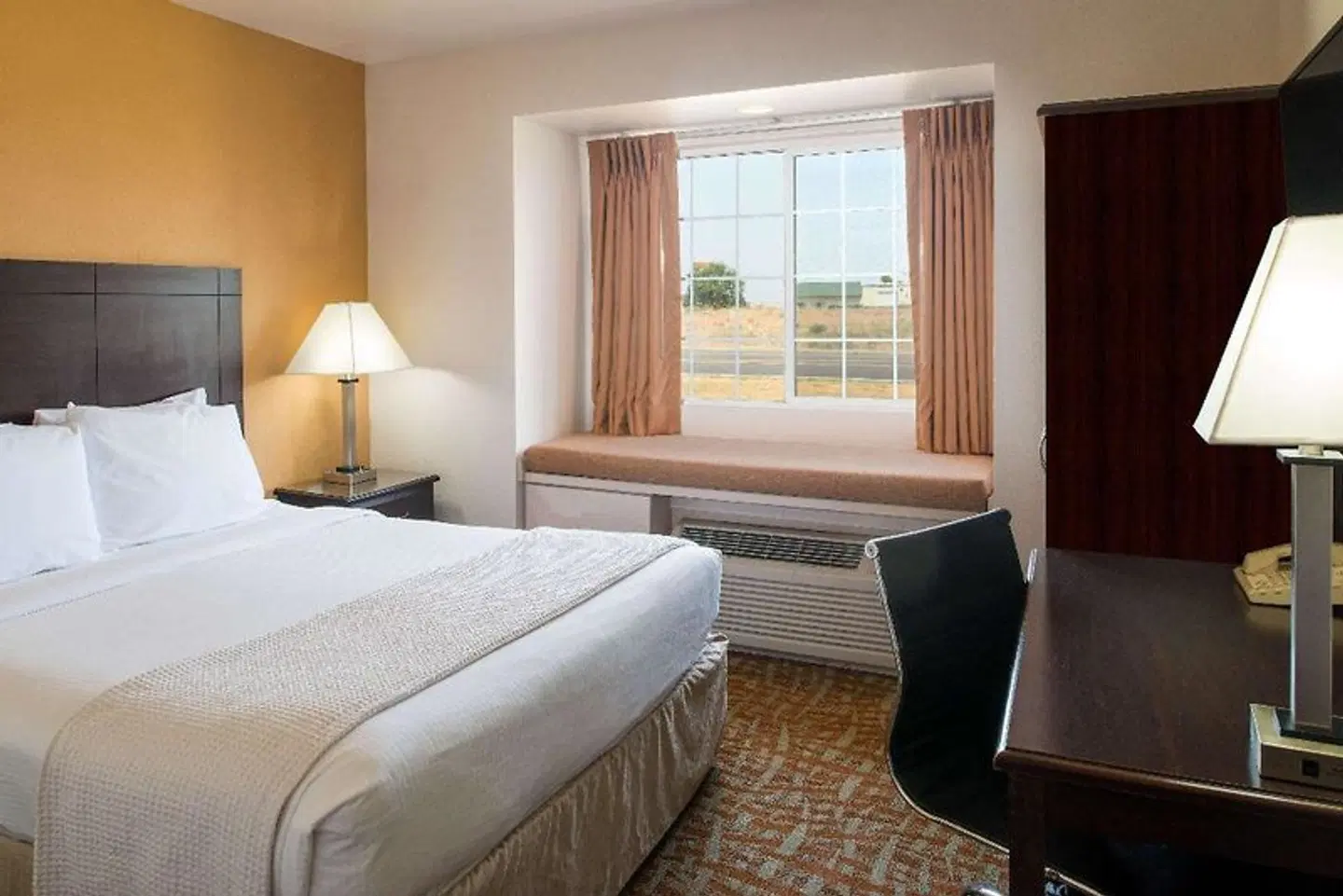 Days Inn & Suites by Wyndham Spokane Airport Airway Heights ROOM_EXAMPLE