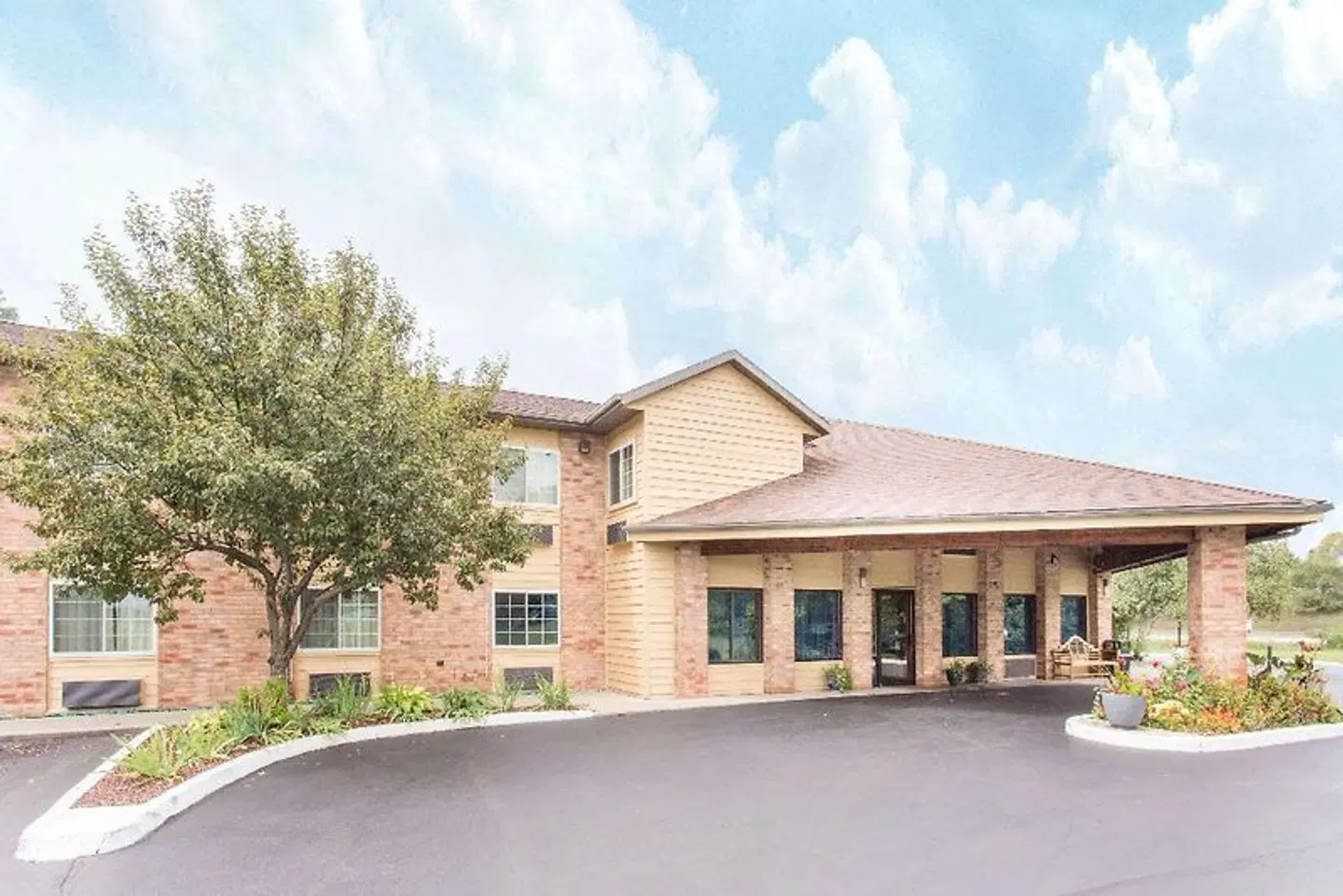 Baymont by Wyndham Muskegon EXTERIOR