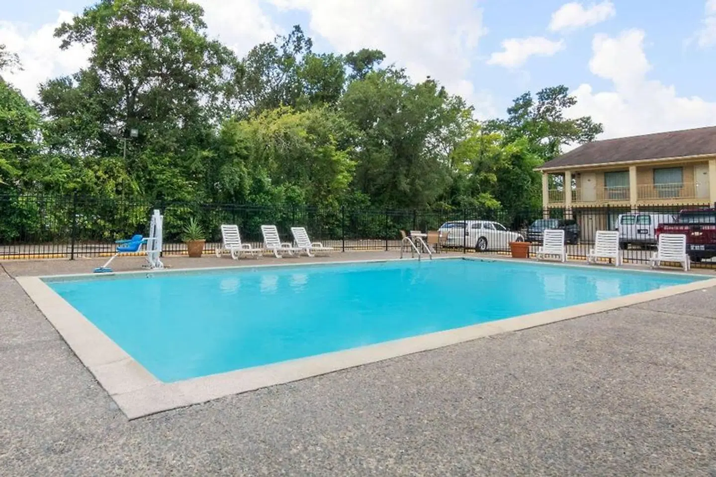 Days Inn by Wyndham Beaumont OUTDOOR_POOL
