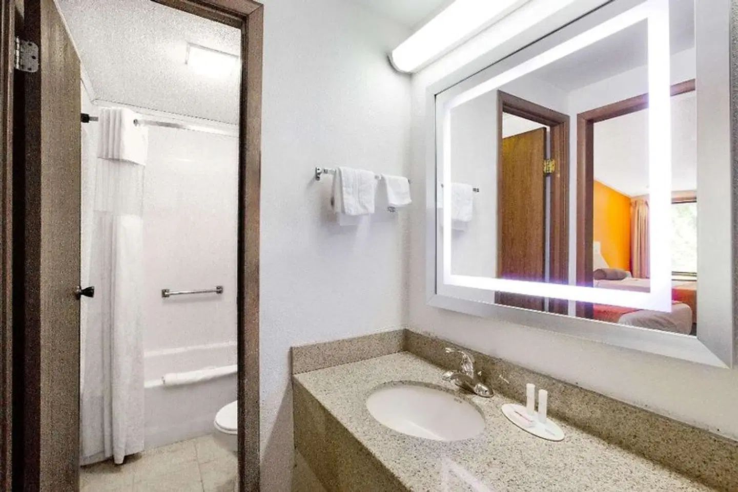 Howard Johnson Express Inn - Wilmington Badezimmer
