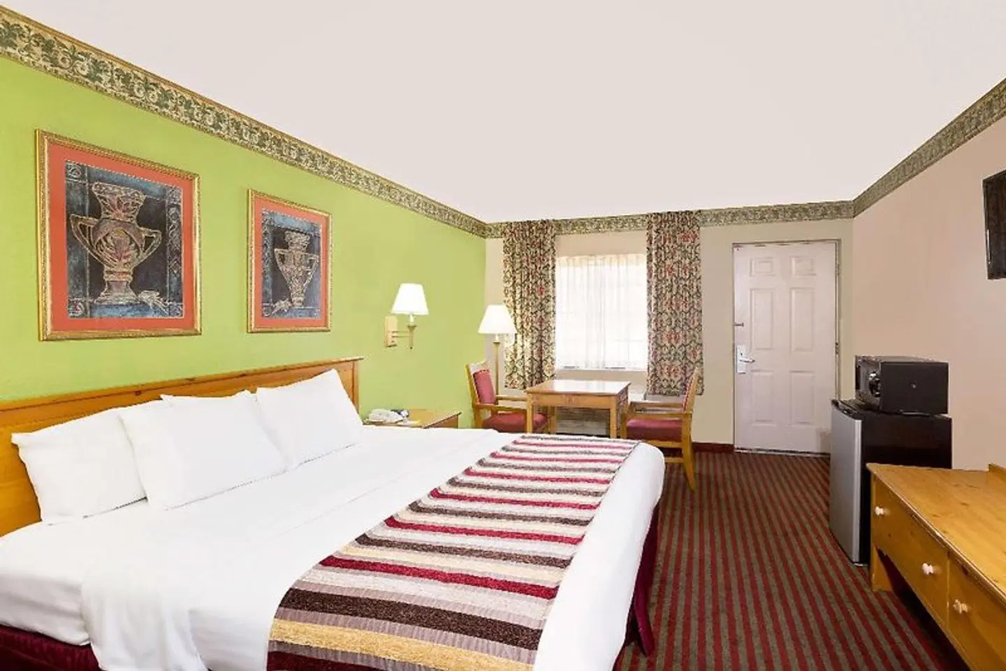 Days Inn & Suites by Wyndham Starkville ROOM_EXAMPLE