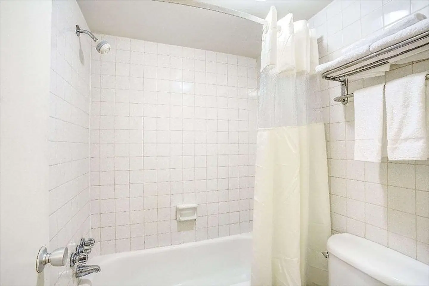 Days Inn by Wyndham Chesapeake Badezimmer