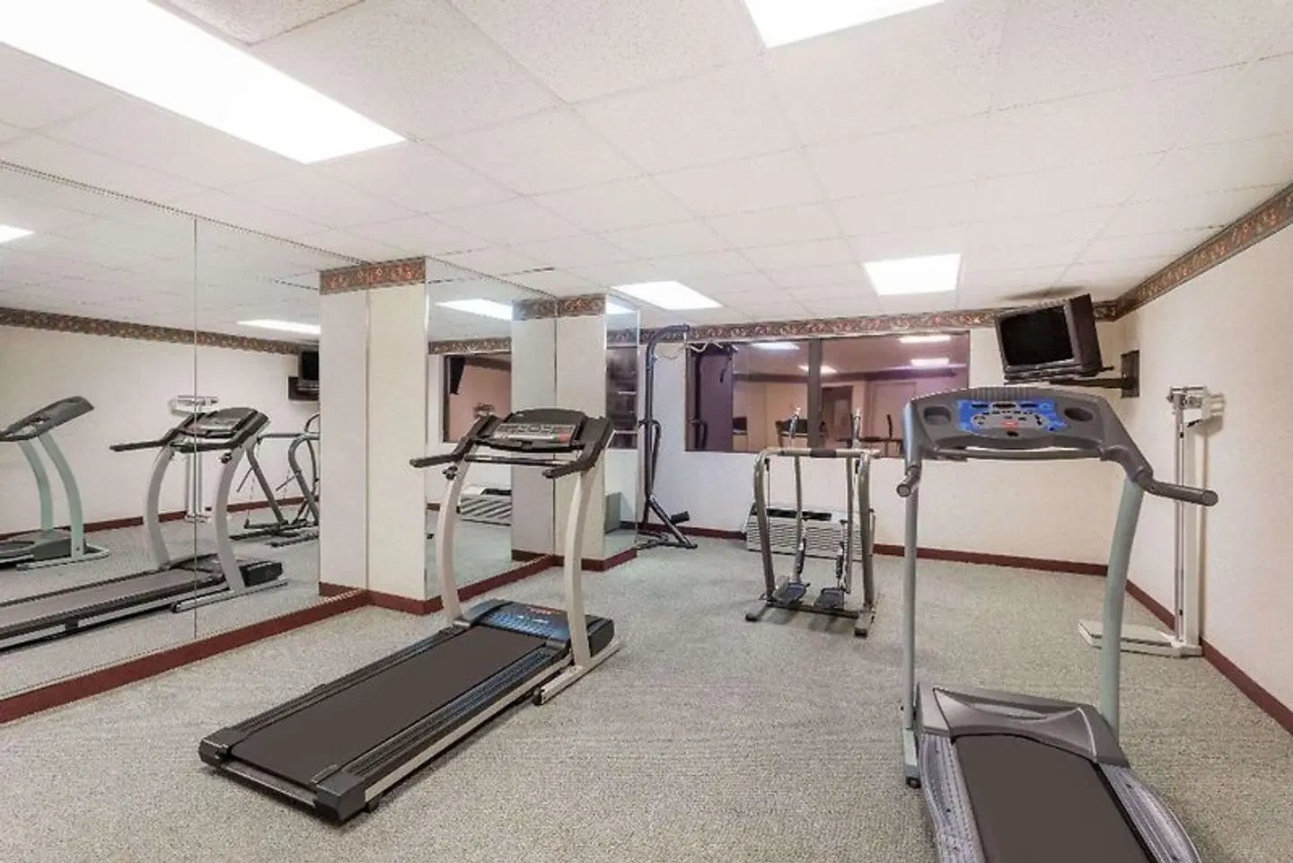 Howard Johnson Inn & Conference Center Salem SPORTS_AND_LEISURE