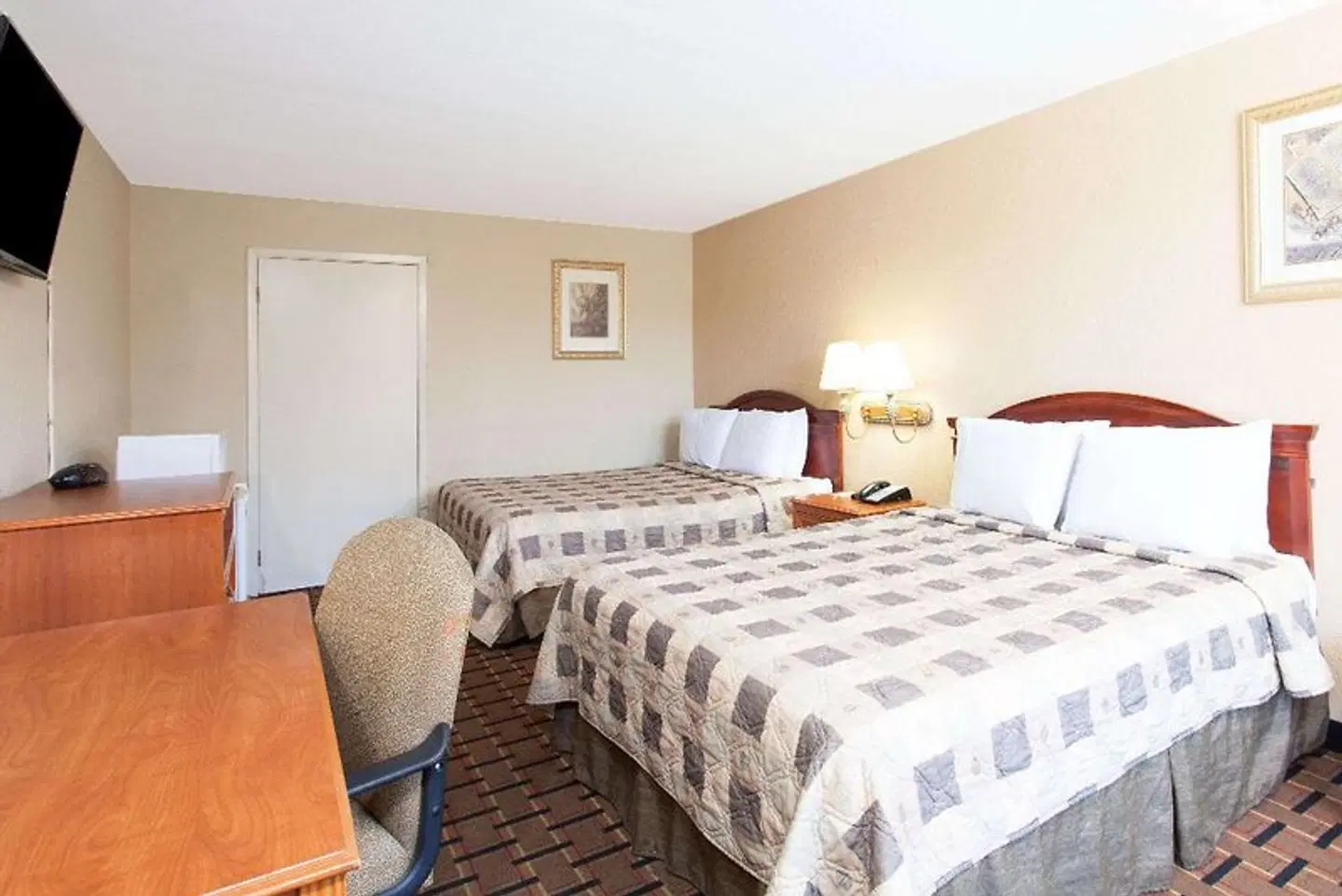 Days Inn & Suites by Wyndham Pigeon Forge ROOM_EXAMPLE
