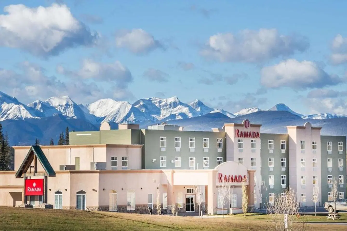 Ramada by Wyndham Hinton EXTERIOR