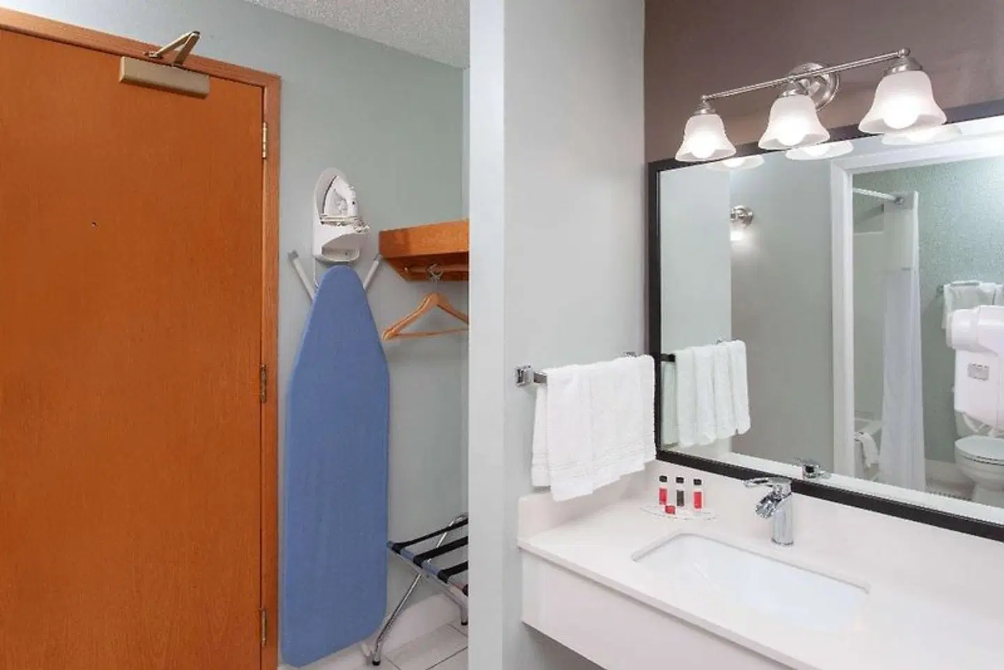 Baymont by Wyndham Grand Haven Badezimmer