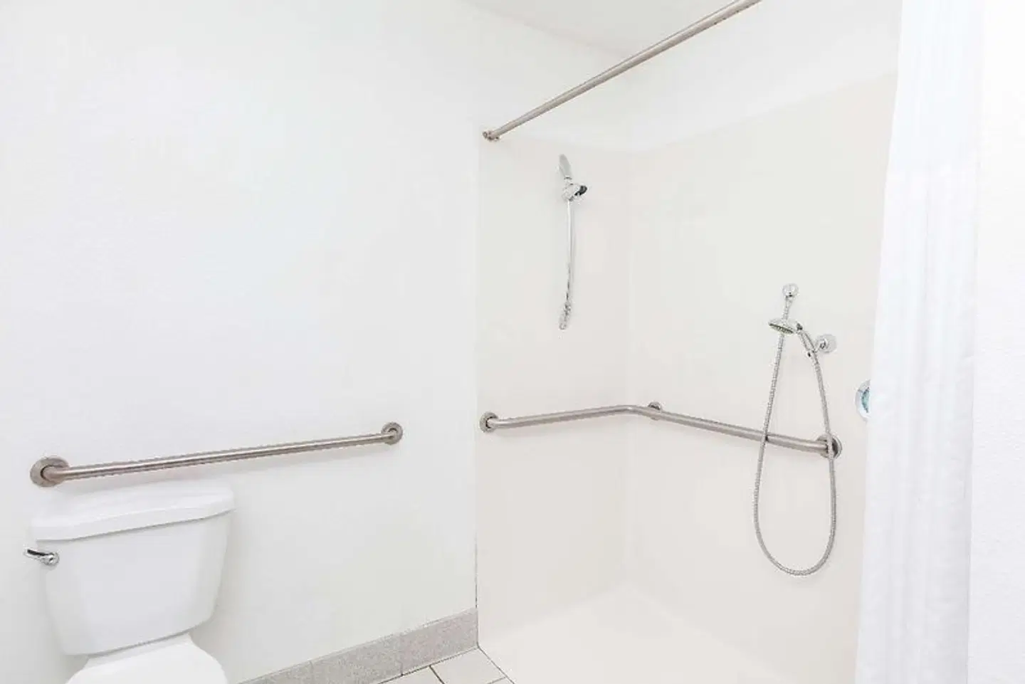 Days Inn & Suites by Wyndham Sunnyvale Badezimmer