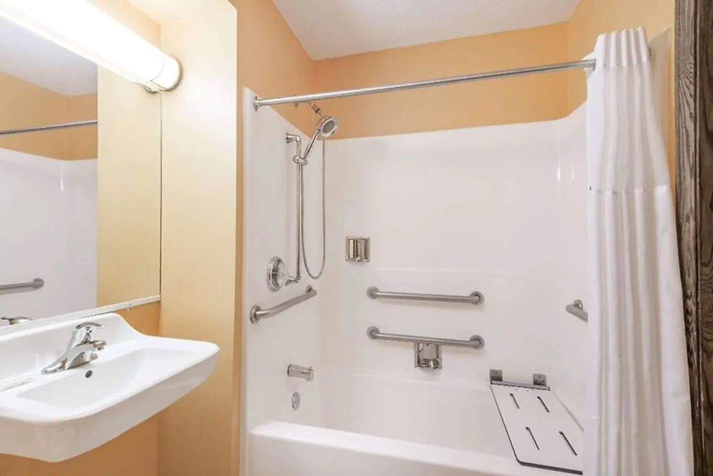Days Inn & Suites by Wyndham Youngstown / Girard Ohio Badezimmer