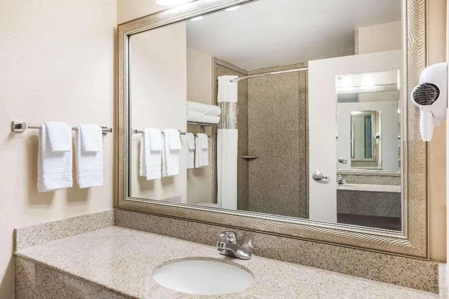 Ramada by Wyndham Harrisburg/Hershey Area Badezimmer