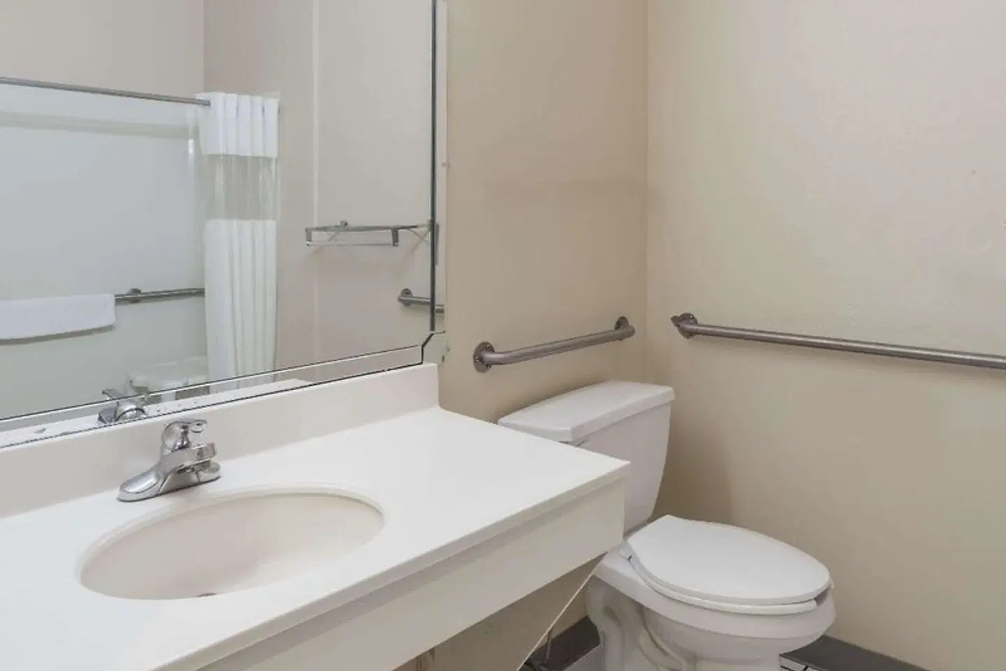 Days Inn & Suites by Wyndham of Morris Badezimmer