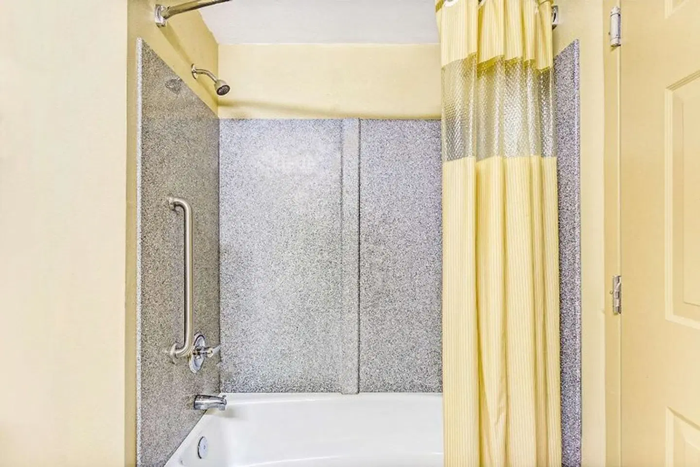 Days Inn and Suites Jeffersonville Badezimmer
