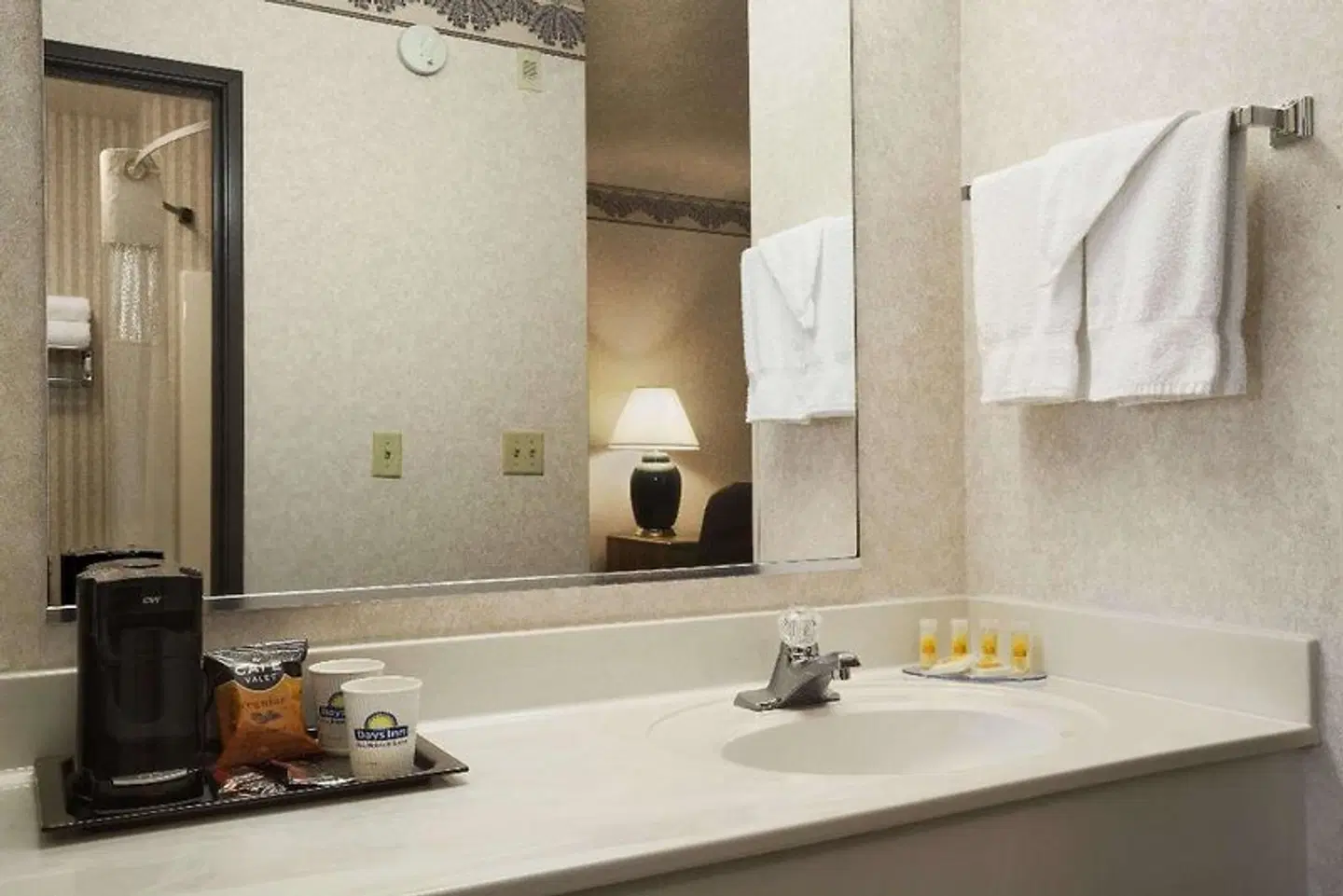Days Inn by Wyndham Springville Badezimmer