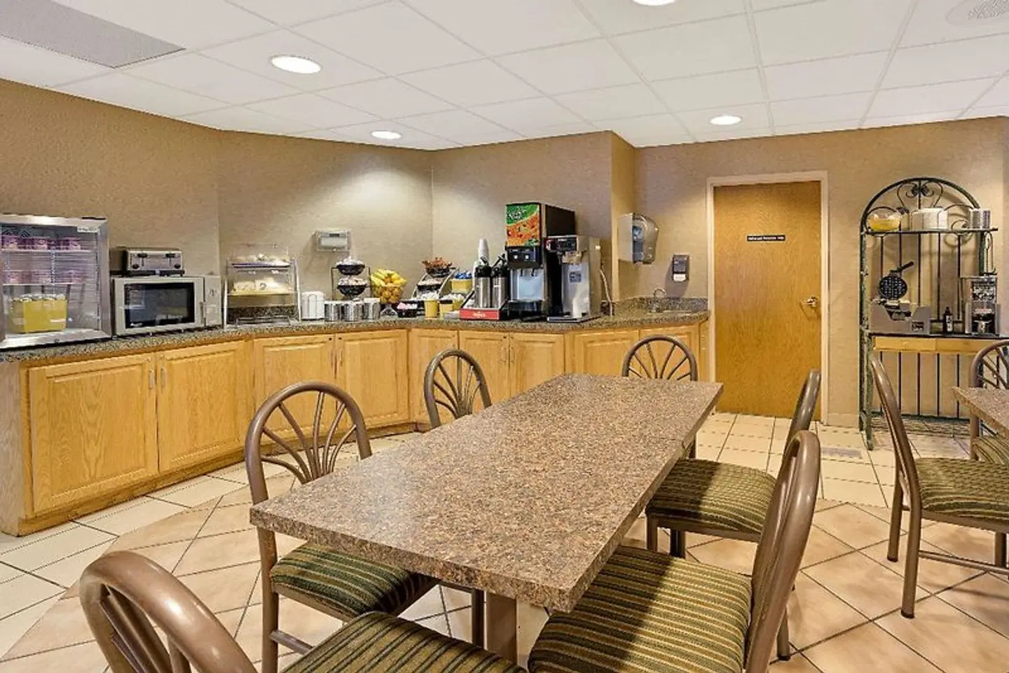 Days Inn by Wyndham Eagan Minnesota Near Mall of America Bar