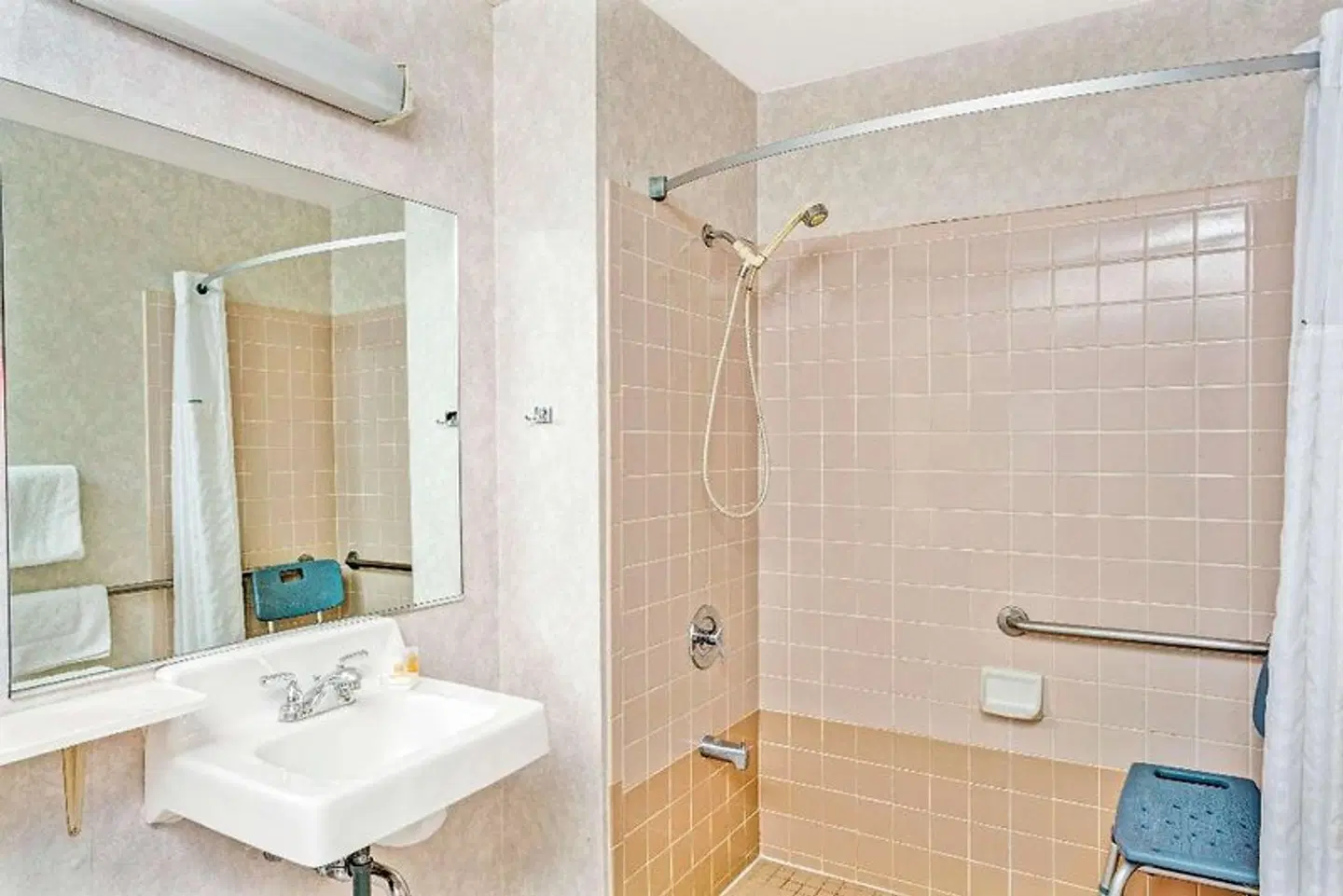 Days Inn by Wyndham Carson City Badezimmer