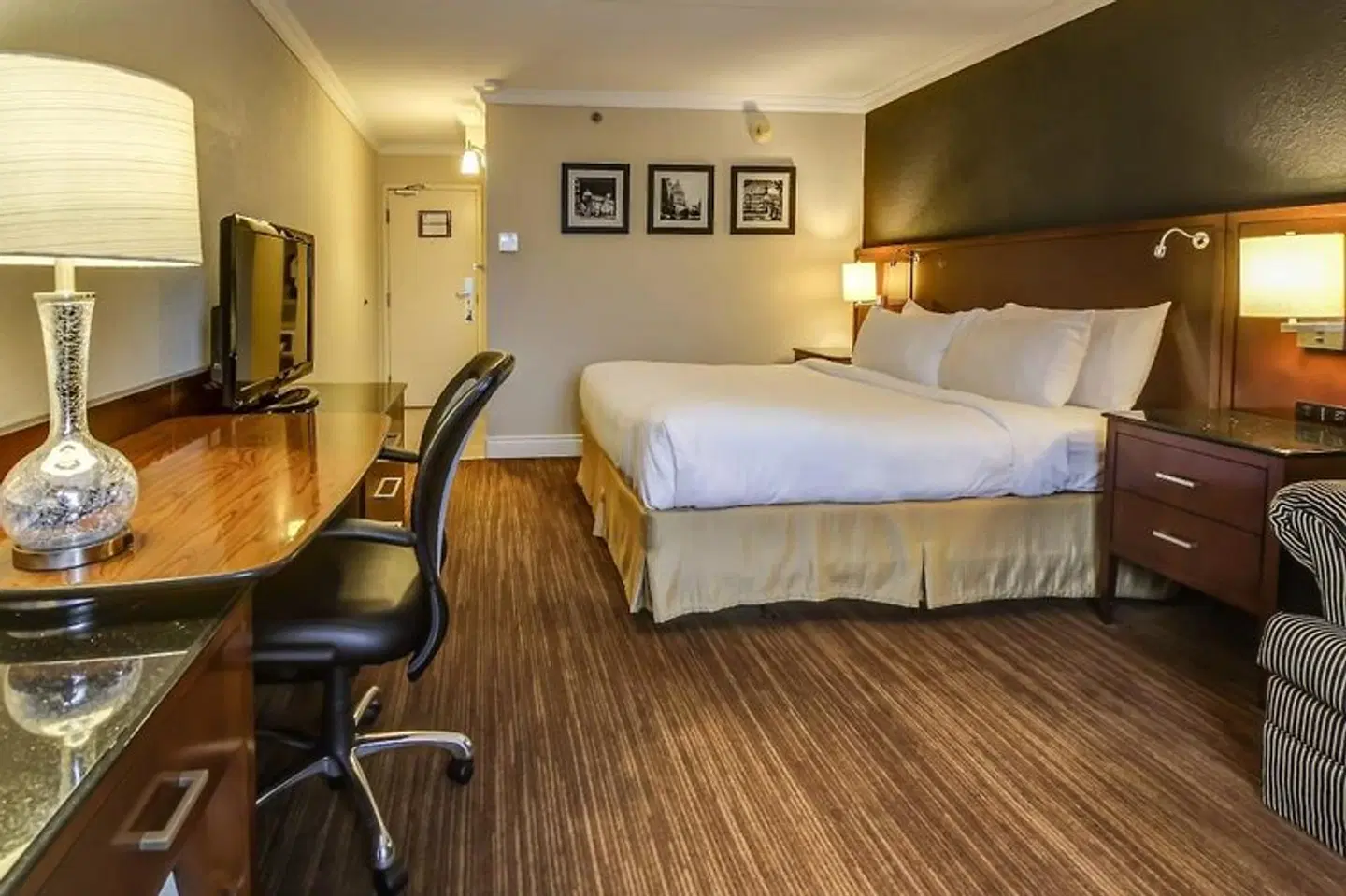 Centre De Congres Et Hotel La Sagueneenne ROOM_EXAMPLE