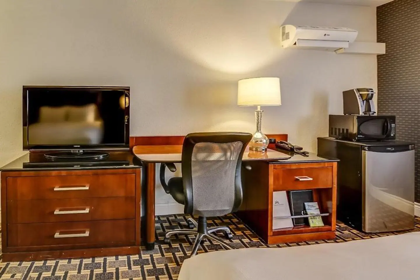 Centre De Congres Et Hotel La Sagueneenne ROOM_EXAMPLE