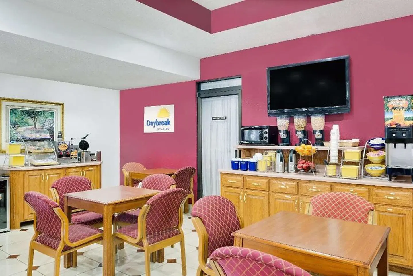 Days Inn & Suites by Wyndham Starkville Bar