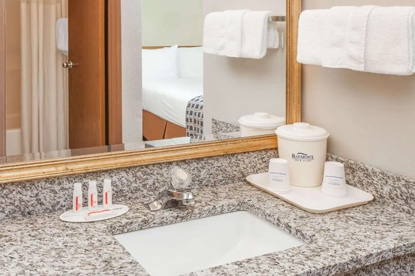Baymont by Wyndham Champaign Badezimmer