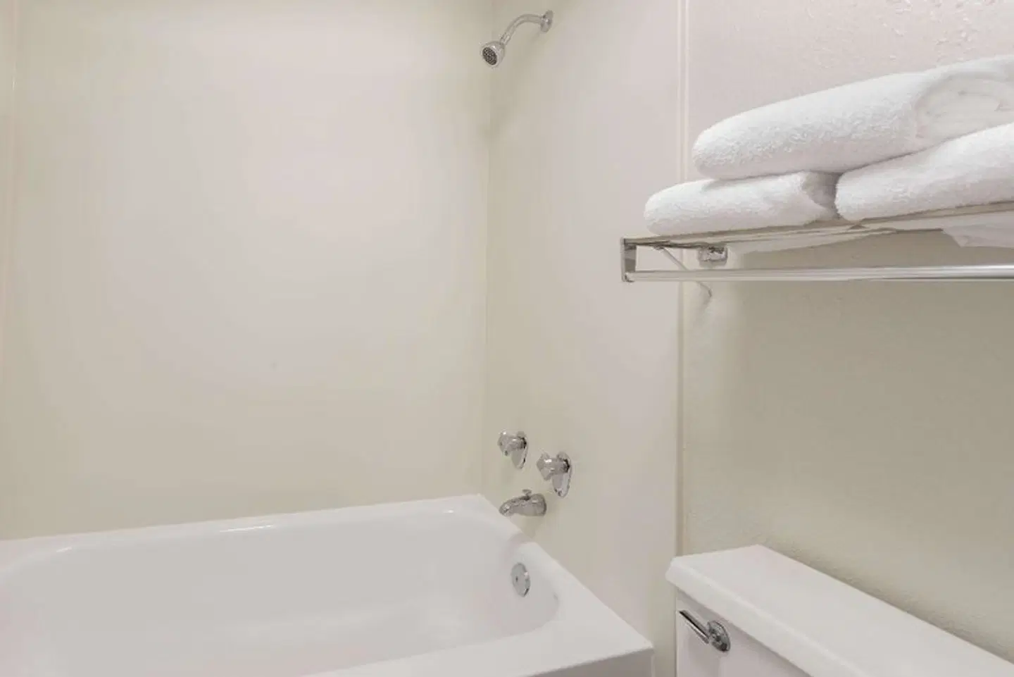 Baymont by Wyndham Greenville Woodruff Rd Badezimmer