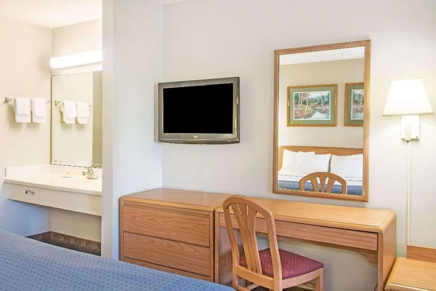 Days Inn by Wyndham Valdosta at Rainwater Conference Center ROOM_EXAMPLE