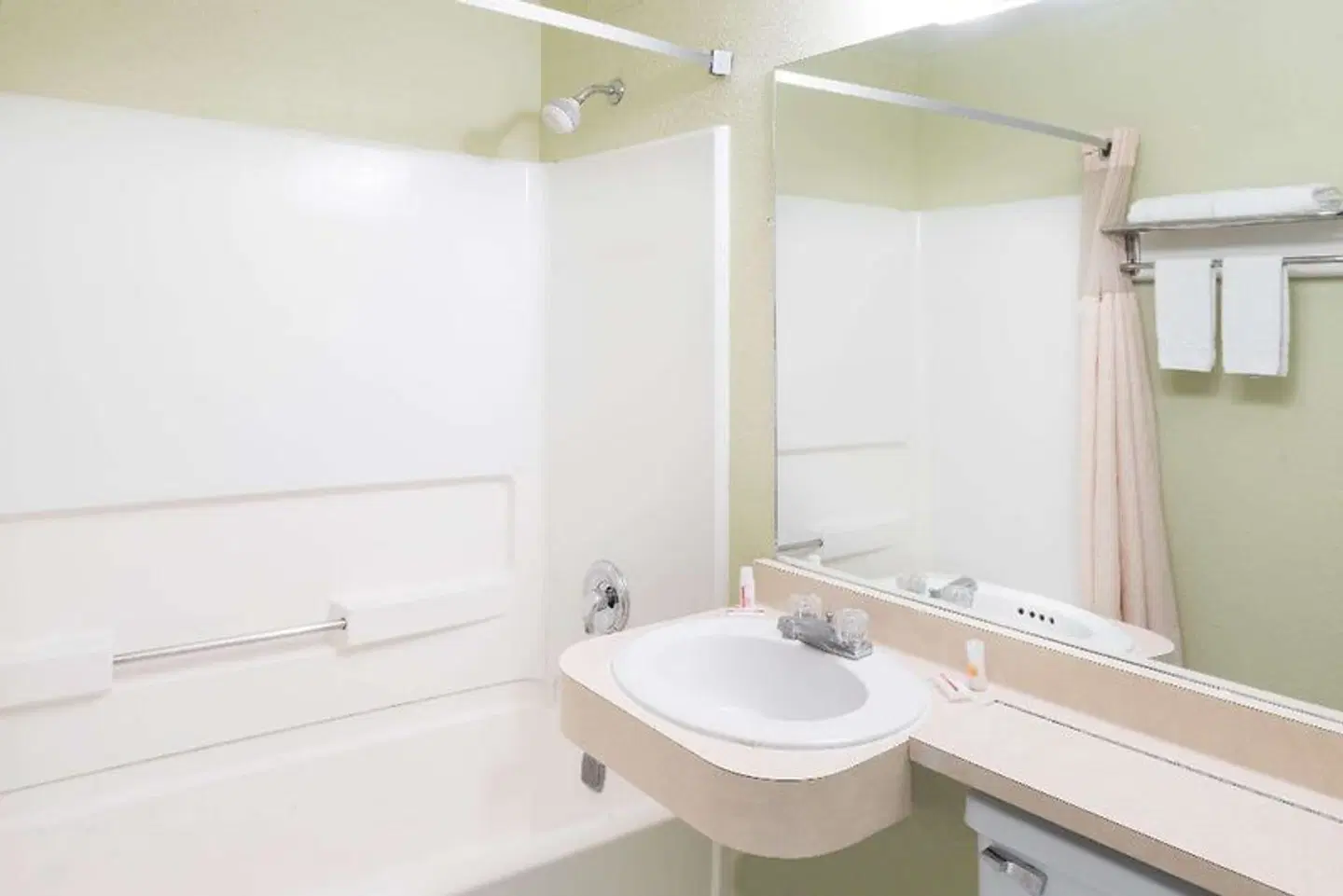 Days Inn by Wyndham Henrietta/Rochester Area Badezimmer