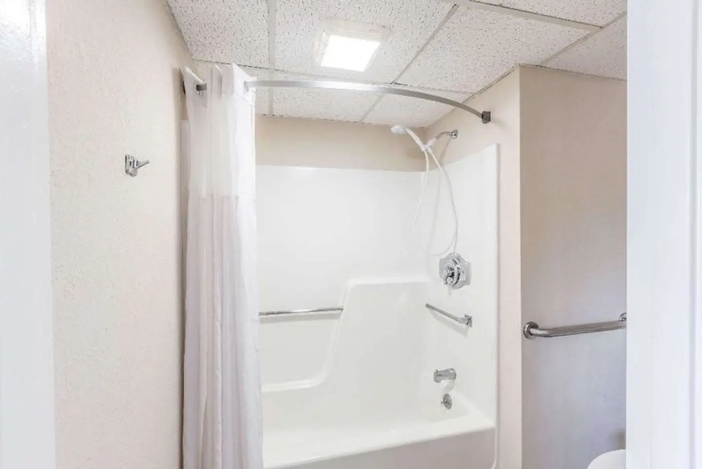 Days Inn by Wyndham Syracuse Badezimmer