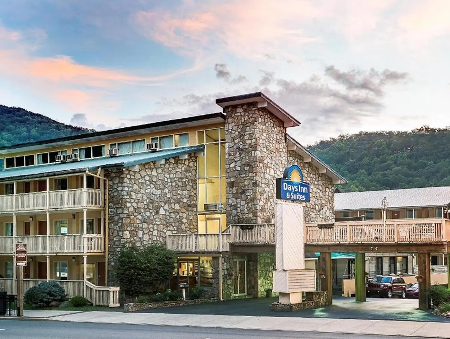 Days Inn & Suites by Wyndham Downtown Gatlinburg Parkway EXTERIOR