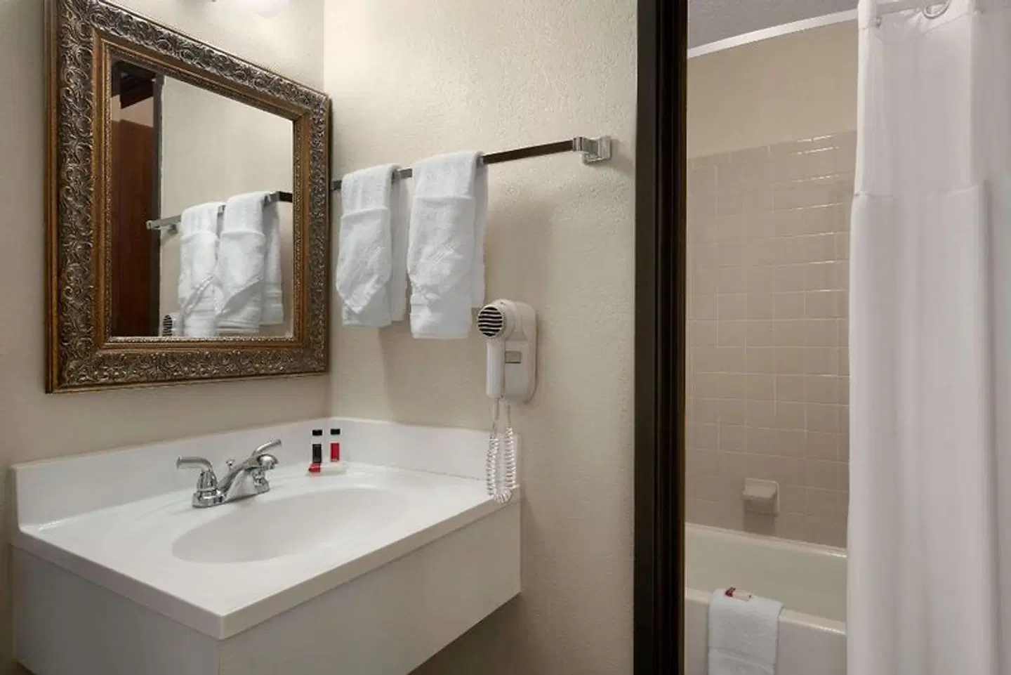 Days Inn by Wyndham Fort Collins Badezimmer