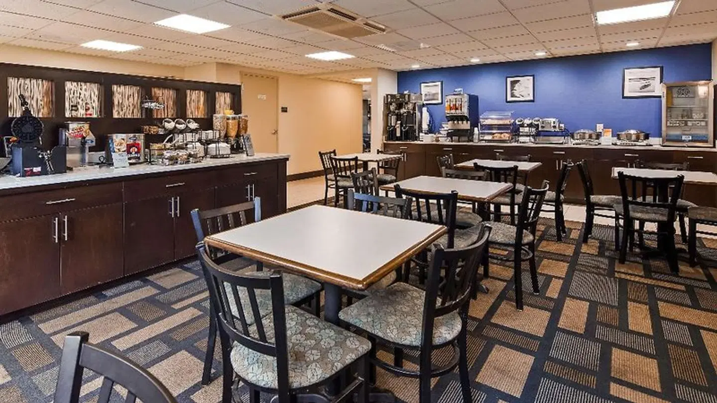 Best Western Plus Berkshire Hills Inn & Suites Bar