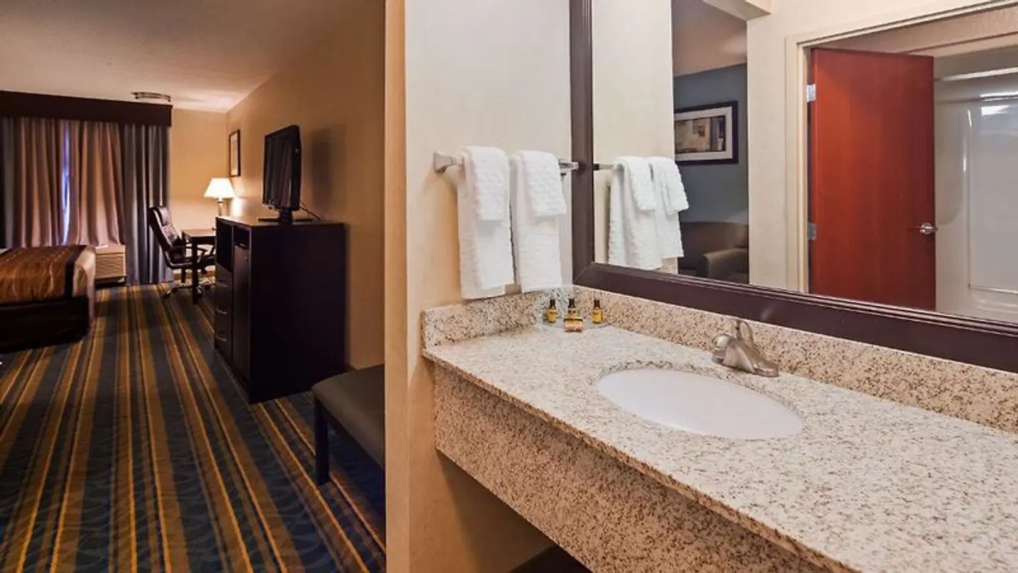 Best Western Plus Berkshire Hills Inn & Suites Badezimmer