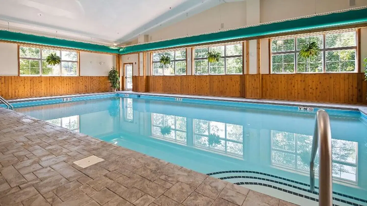 Best Western Plus Crossroads Inn & Suites Hallenbad