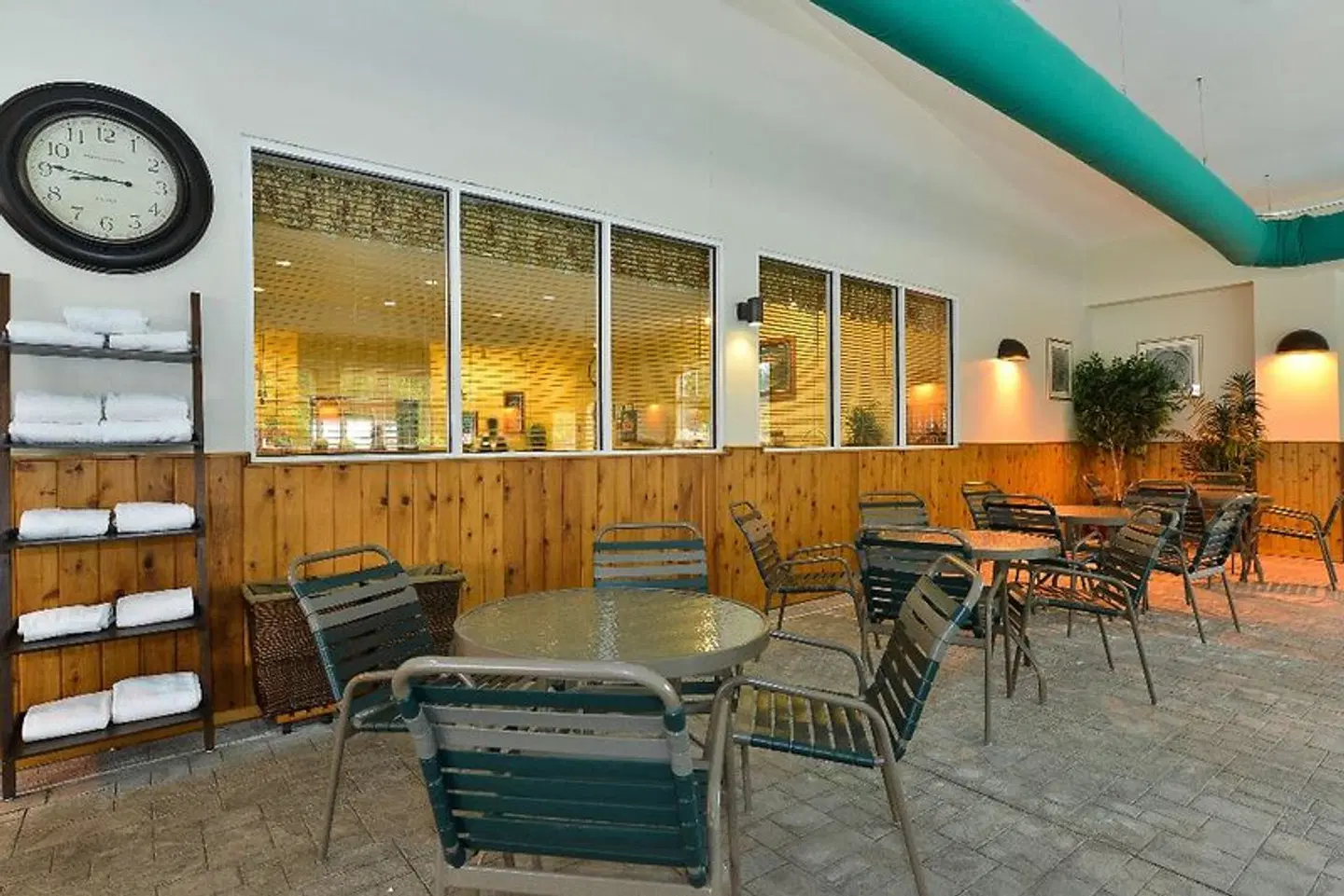 Best Western Plus Crossroads Inn & Suites Bar