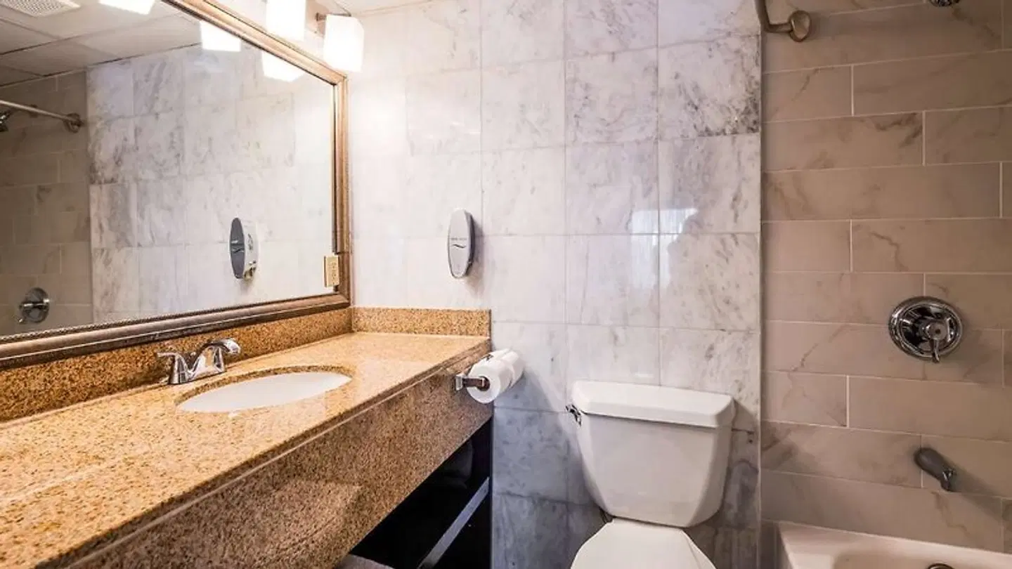 Best Western Plus Newark Airport West Badezimmer