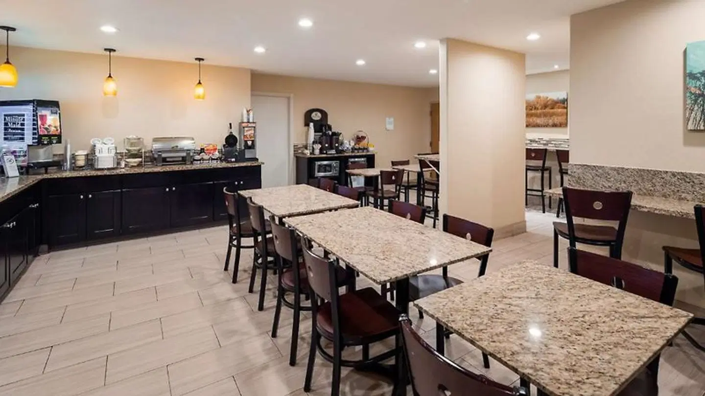 Best Western PLUS Inn of Hayward Bar