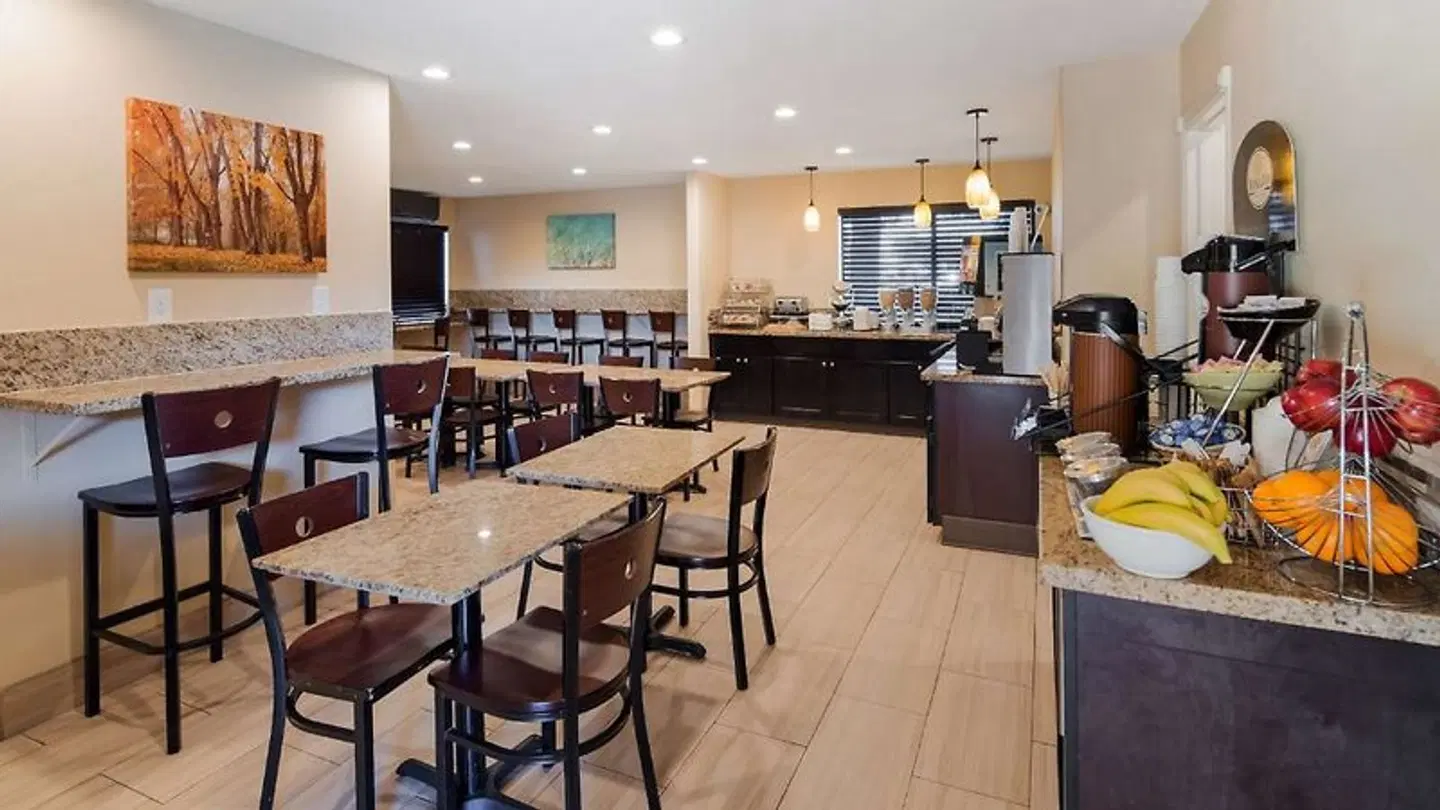 Best Western PLUS Inn of Hayward Bar