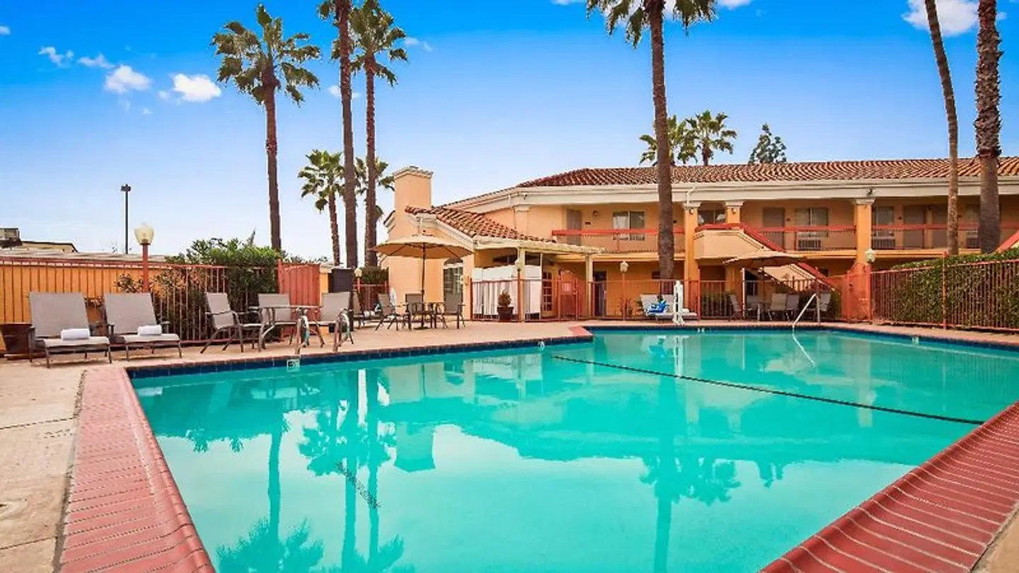 Best Western Palm Court Inn OUTDOOR_POOL