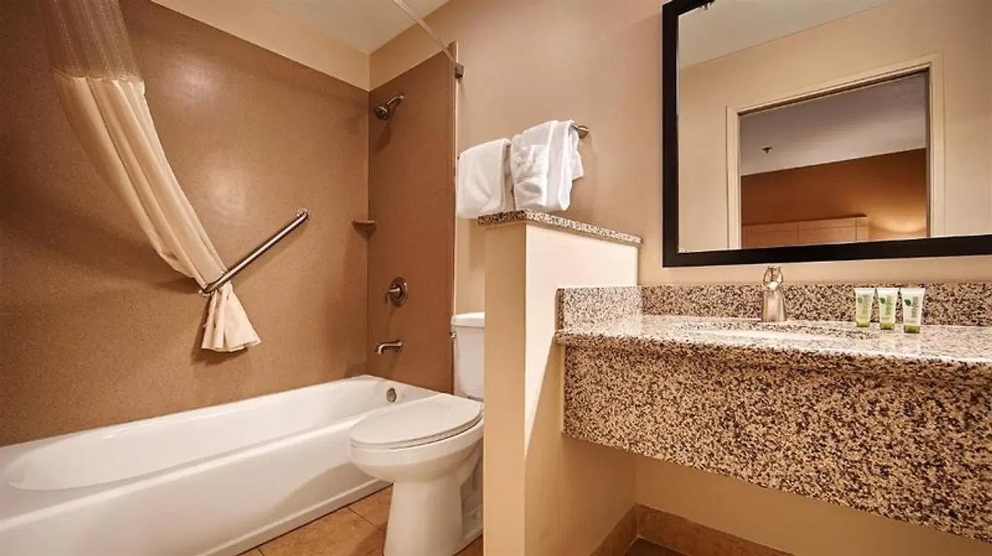 Best Western Palm Court Inn Badezimmer