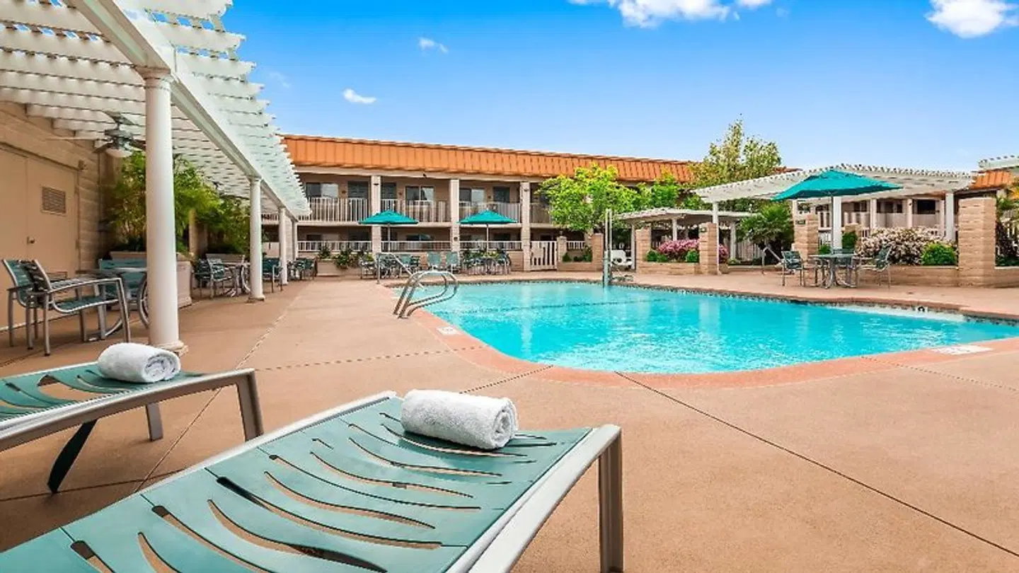 Best Western PLUS Hilltop Inn OUTDOOR_POOL