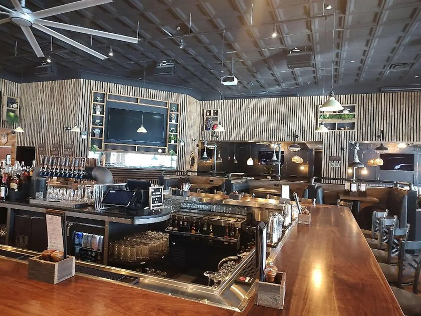 Best Western Plus New Englander Bar