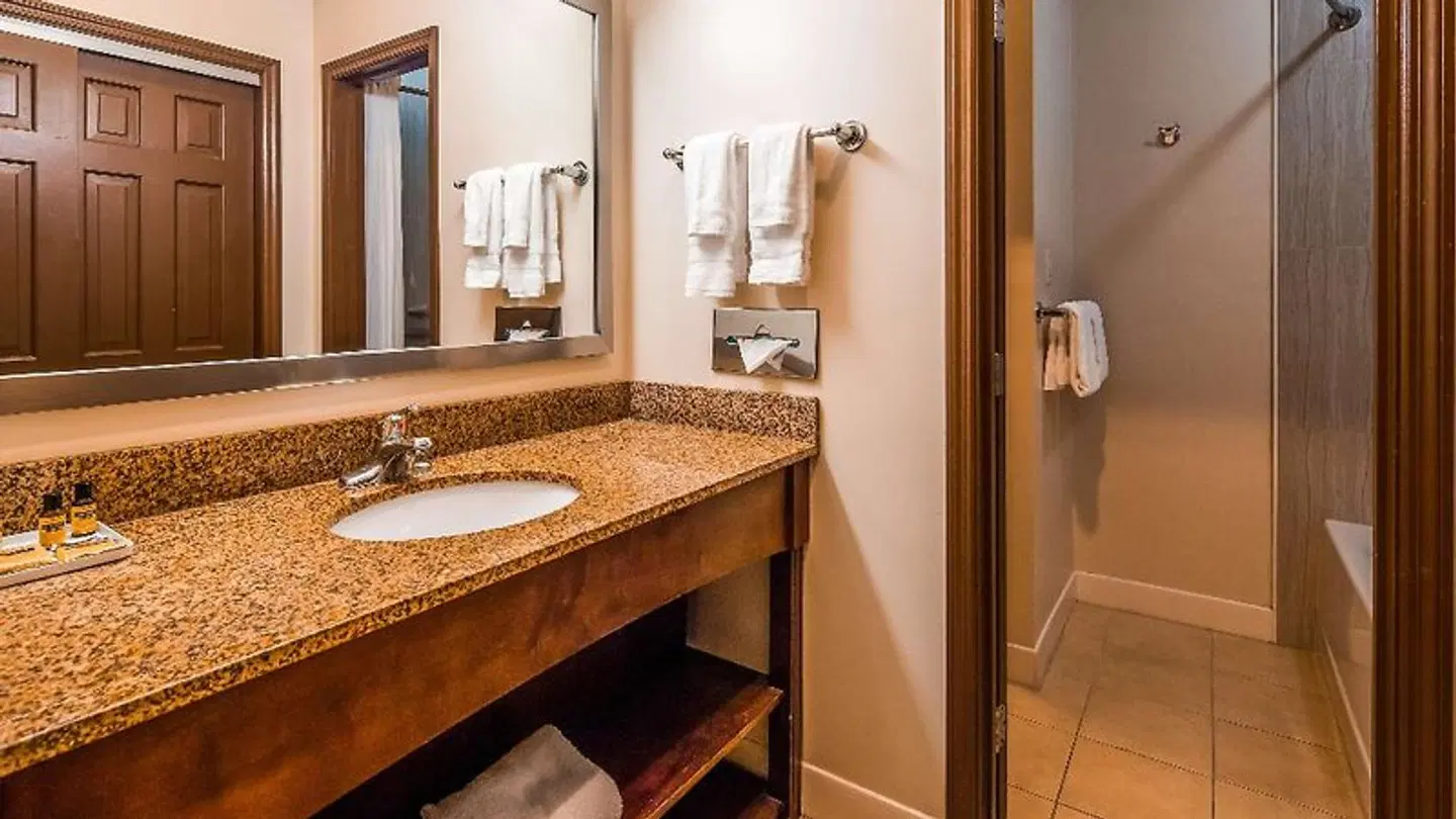 Best Western Plus The Inn & Suites at the Falls Badezimmer