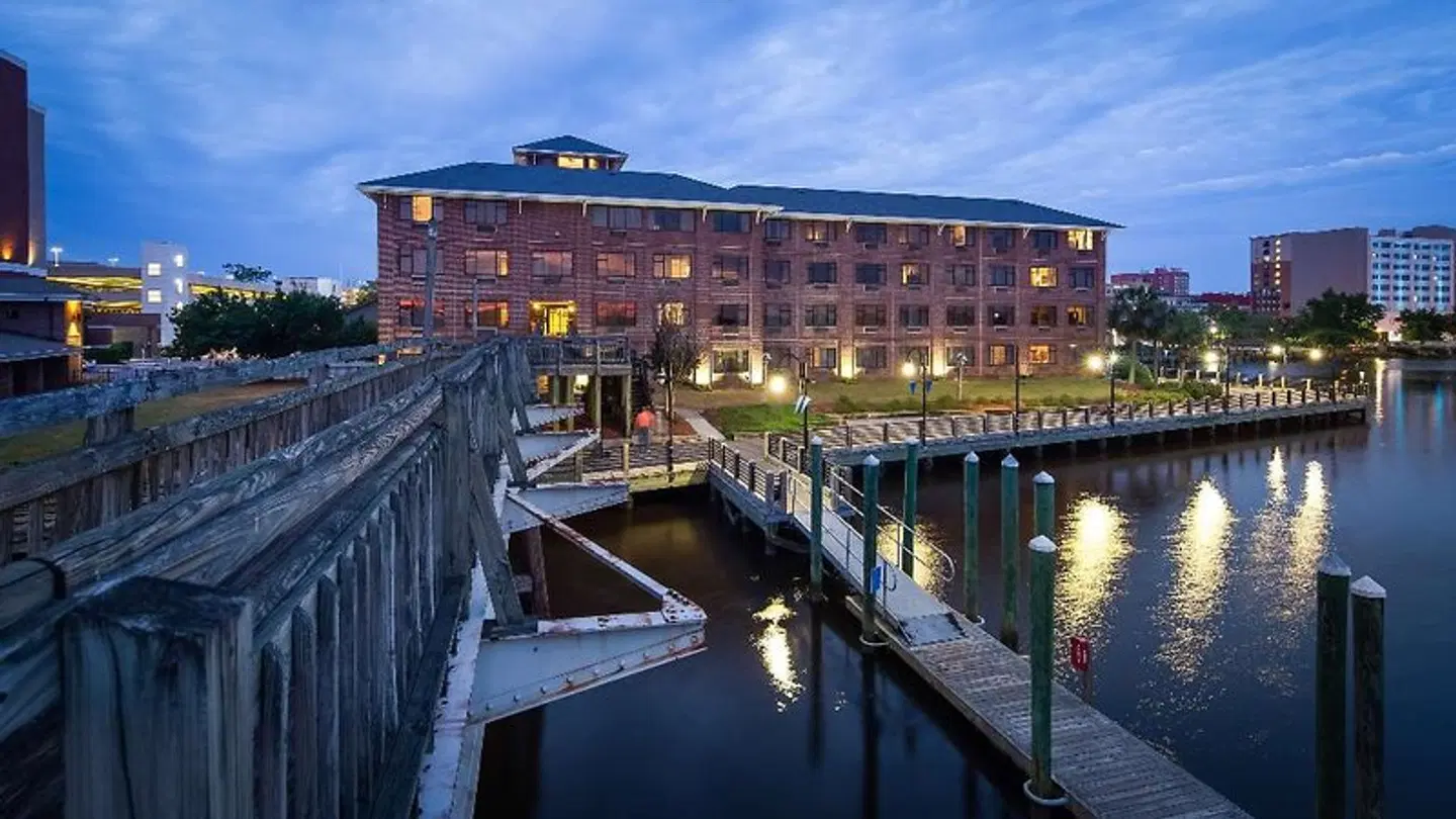 Best Western Plus Coastline Inn EXTERIOR