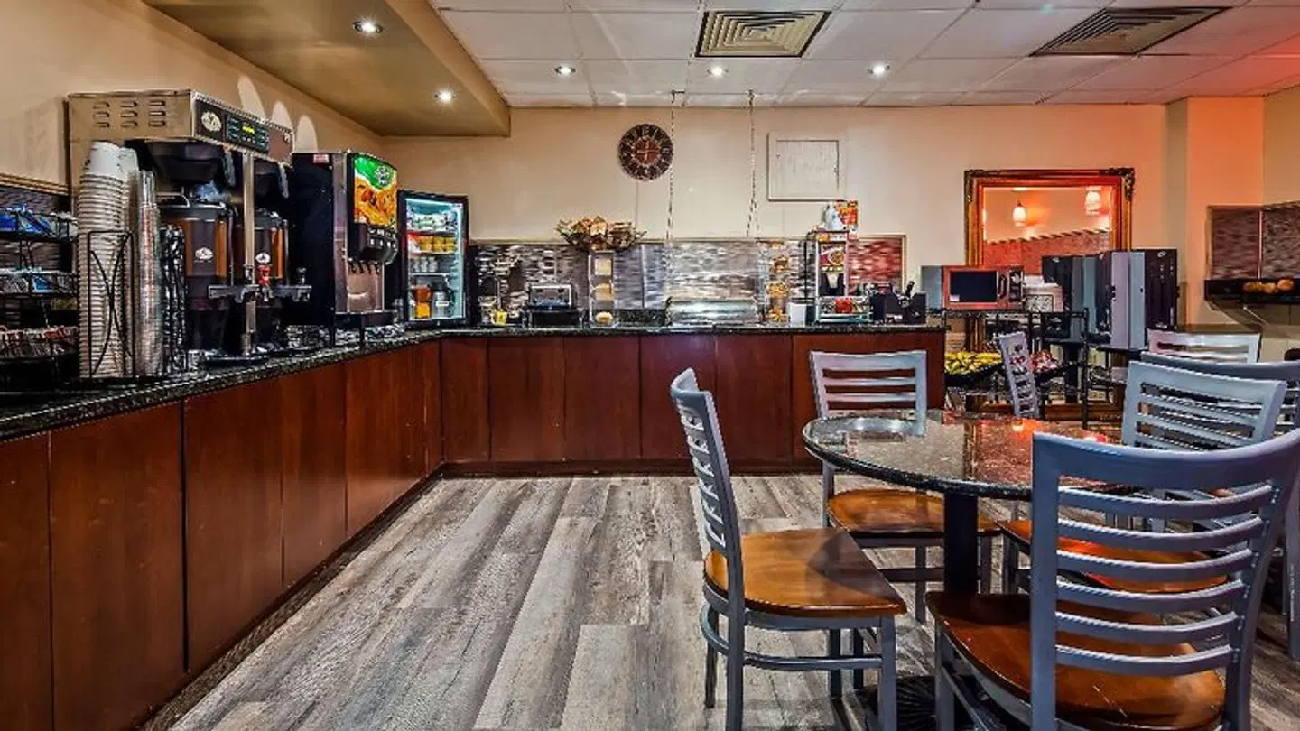 Best Western Plus Coastline Inn Bar