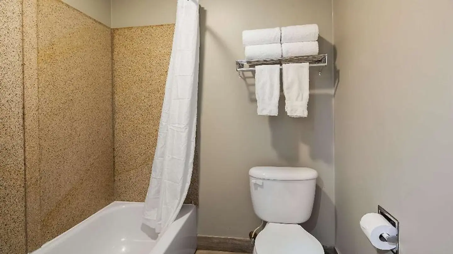 Best Western Plus Newport News Badezimmer