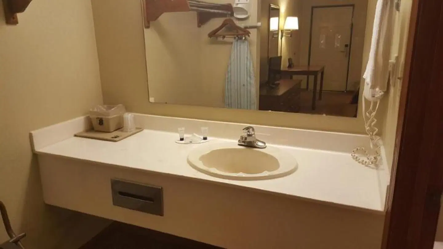 Super 8 by Wyndham Villa Rica Badezimmer