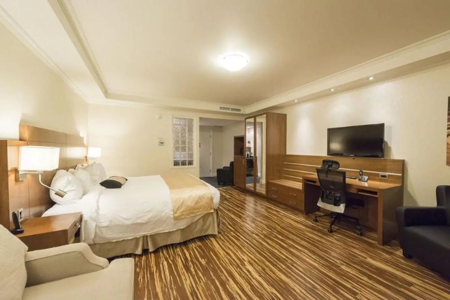 Hotel & Suites Le Dauphin HEALTH_BEAUTY