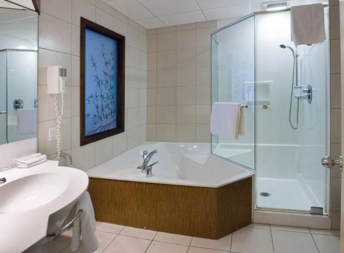 Hotel & Suites Le Dauphin Badezimmer