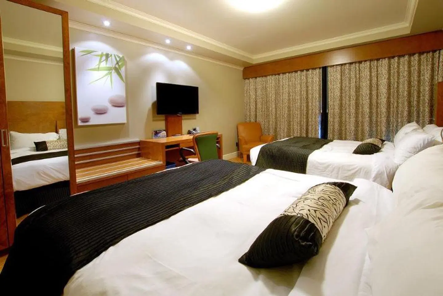Hotel & Suites Le Dauphin ROOM_EXAMPLE